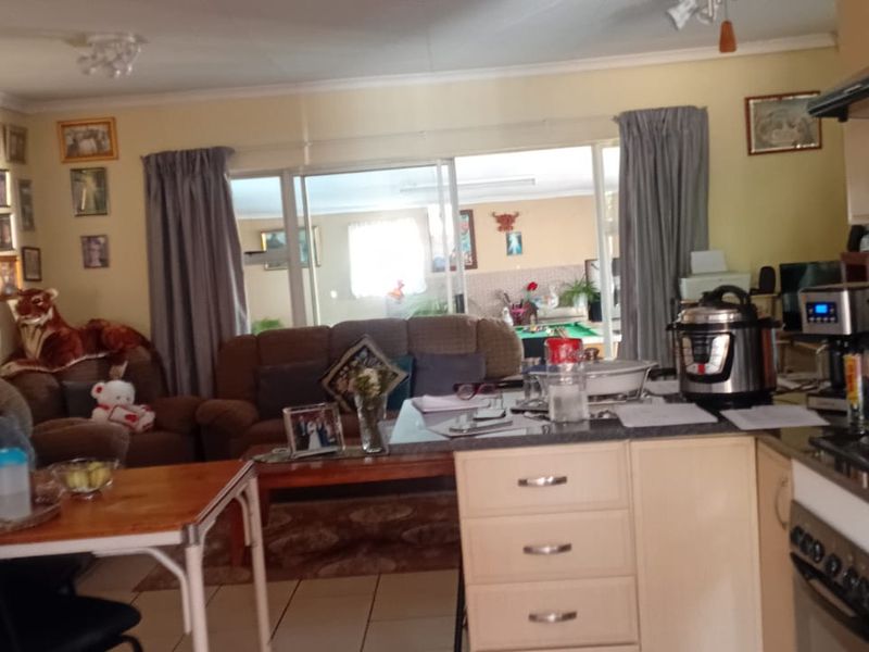 Comfortable and Secure Living in a Peaceful Complex - Photo 3