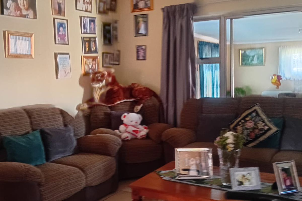 Comfortable and Secure Living in a Peaceful Complex - Photo 4