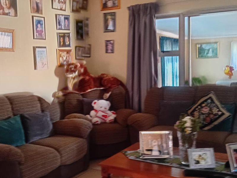 Comfortable and Secure Living in a Peaceful Complex - Photo 4