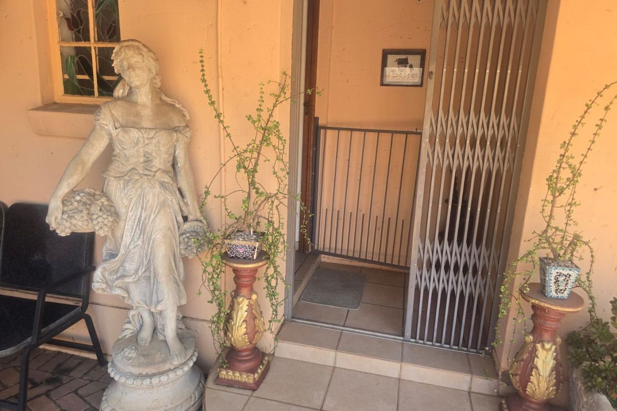 Spacious Family Home with Flatlet and Excellent Entertainment Areas - Photo 3