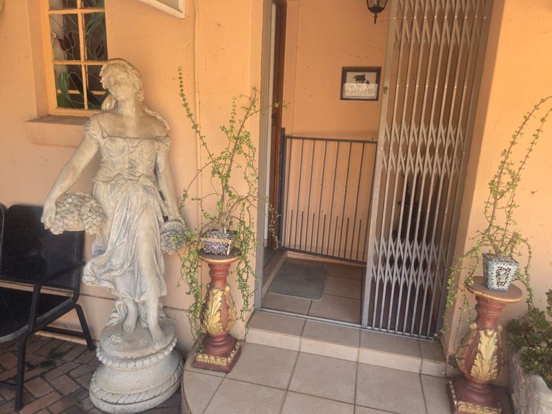 Spacious Family Home with Flatlet and Excellent Entertainment Areas - Photo 3