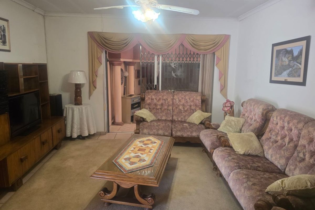Spacious Family Home with Flatlet and Excellent Entertainment Areas - Photo 4