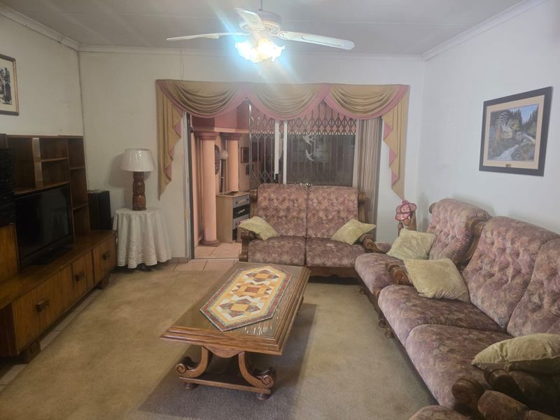 Spacious Family Home with Flatlet and Excellent Entertainment Areas - Photo 4
