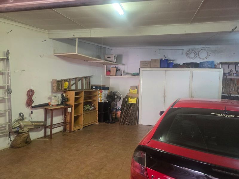 Spacious Family Home with Flatlet and Excellent Entertainment Areas - Photo 9