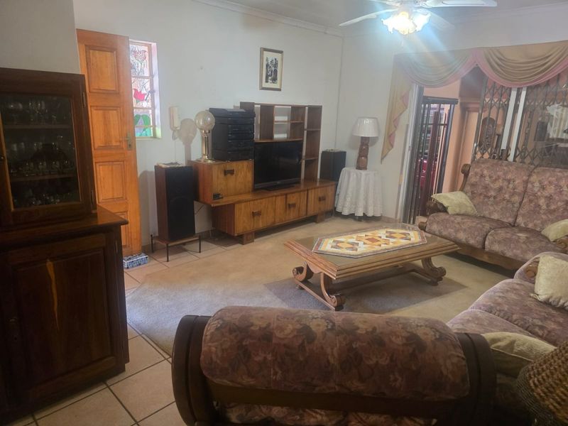 Spacious Family Home with Flatlet and Excellent Entertainment Areas - Photo 6