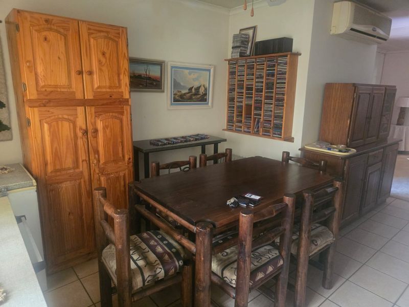Spacious Family Home with Flatlet and Excellent Entertainment Areas - Photo 7