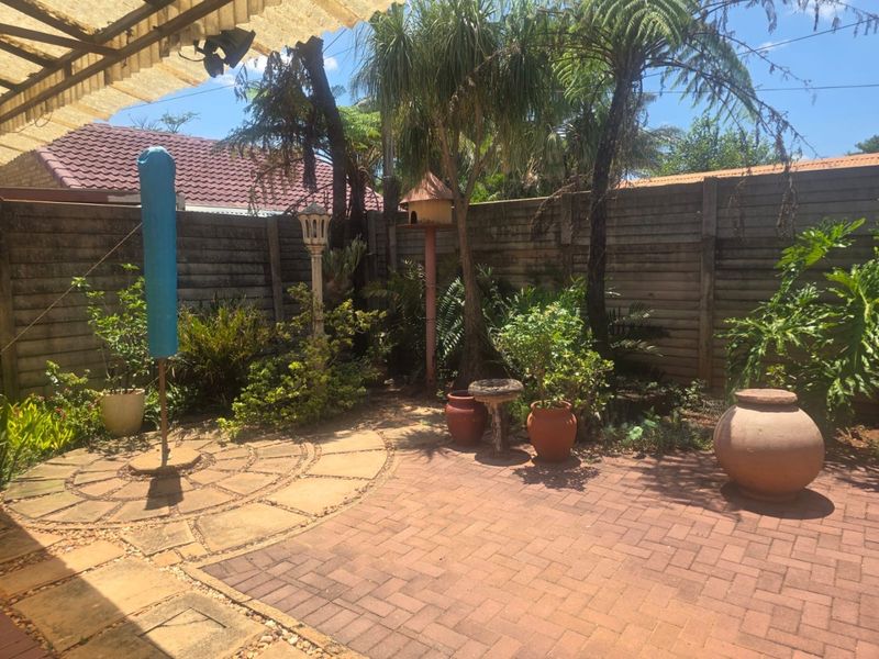 Spacious Family Home with Flatlet and Excellent Entertainment Areas - Photo 2