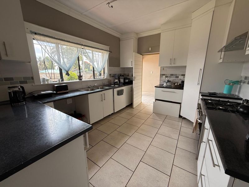 Single Level Spacious Family Home with Modern Comforts in Sinoville - Photo 8