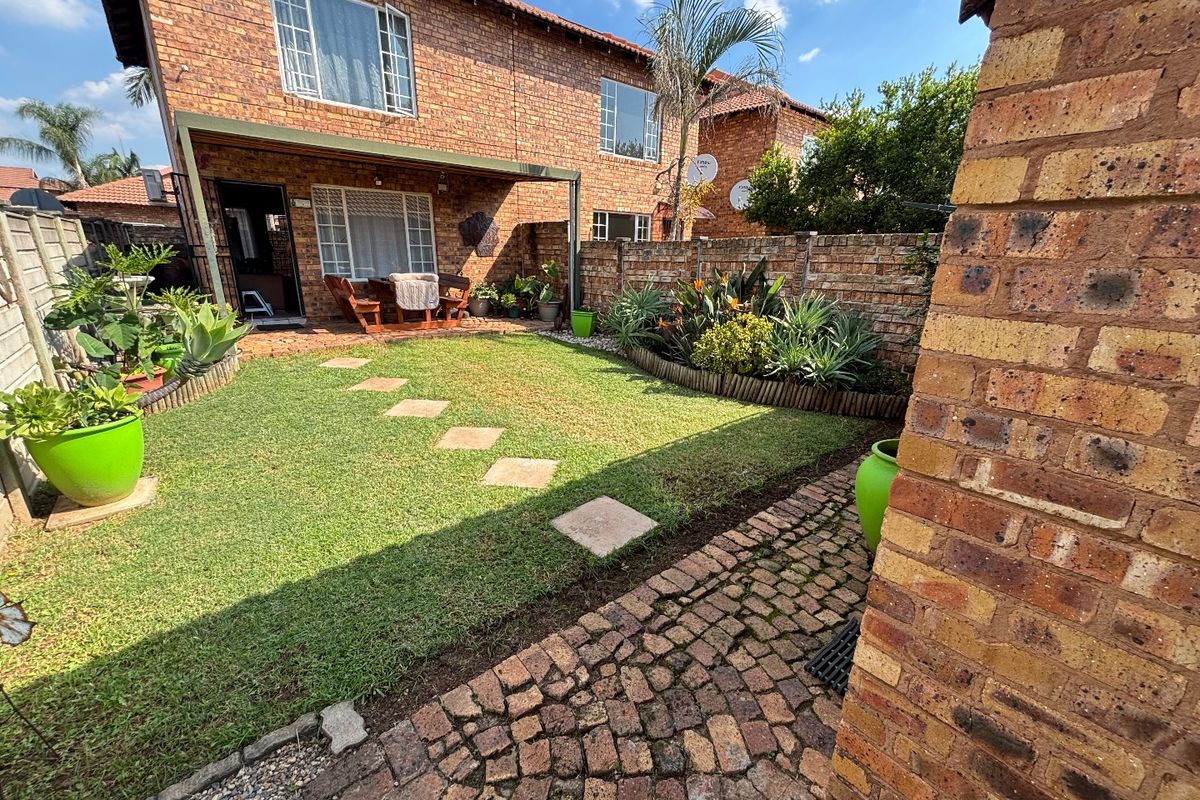 Stylish Double-Storey Townhouse with Private Garden - Photo 3