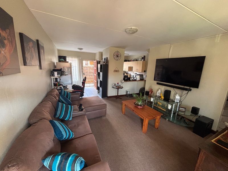 Stylish Double-Storey Townhouse with Private Garden - Photo 7