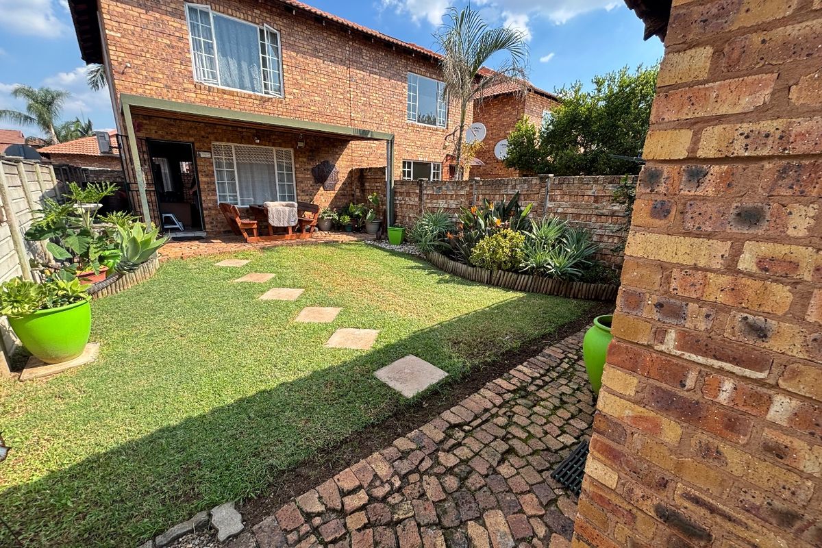 Stylish Double-Storey Townhouse with Private Garden - Photo 4