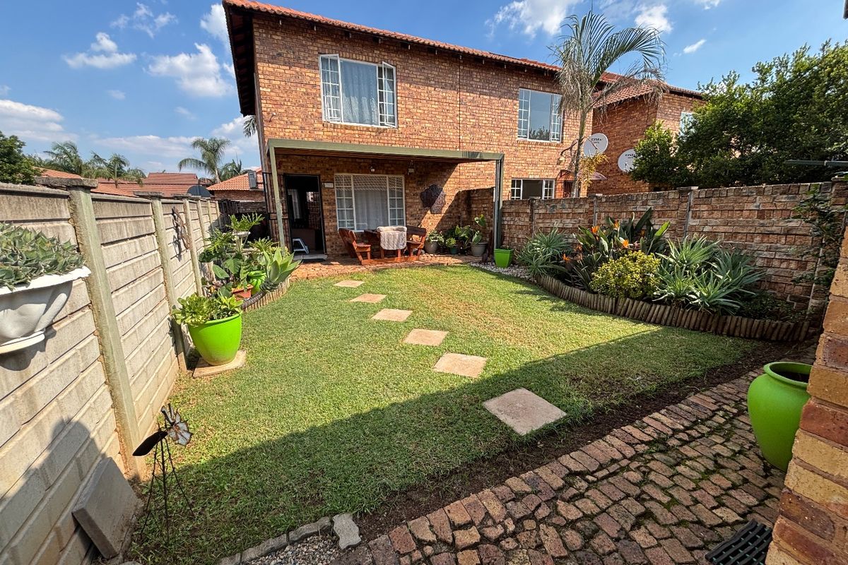 Stylish Double-Storey Townhouse with Private Garden - Photo 2