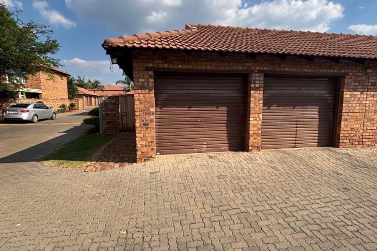 Stylish Double-Storey Townhouse with Private Garden - Photo 5