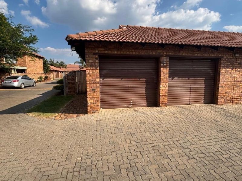 Stylish Double-Storey Townhouse with Private Garden - Photo 5