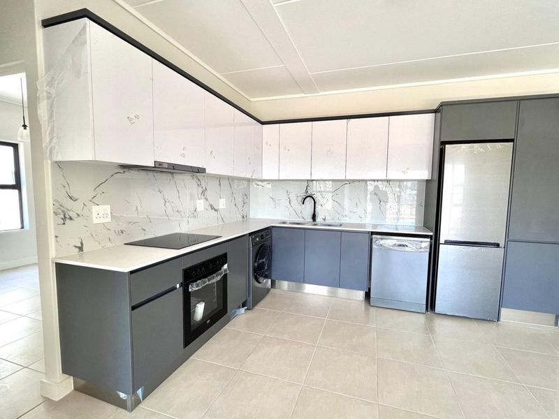 Immaculate Two Bedroom on First Floor - North East facing - Photo 2