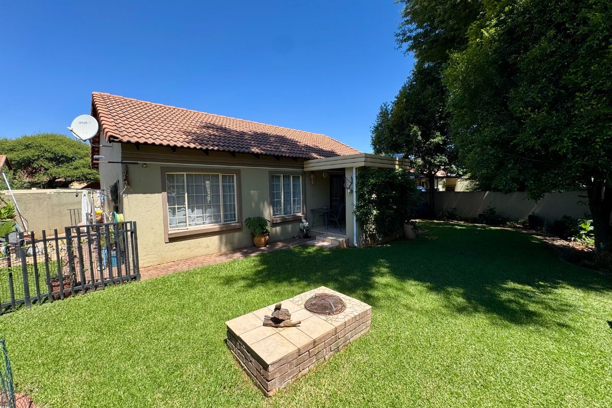 Modern Simplex Living in Sought-After Annlin - Photo 2