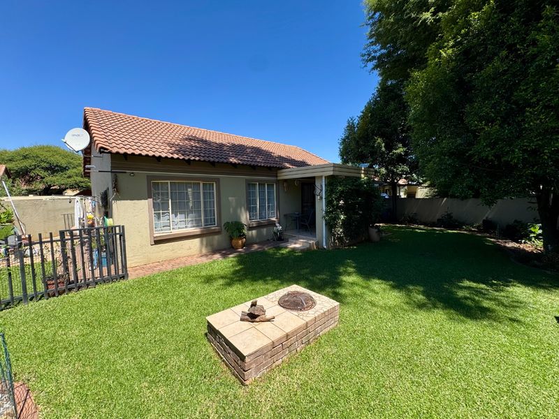 Modern Simplex Living in Sought-After Annlin - Photo 2