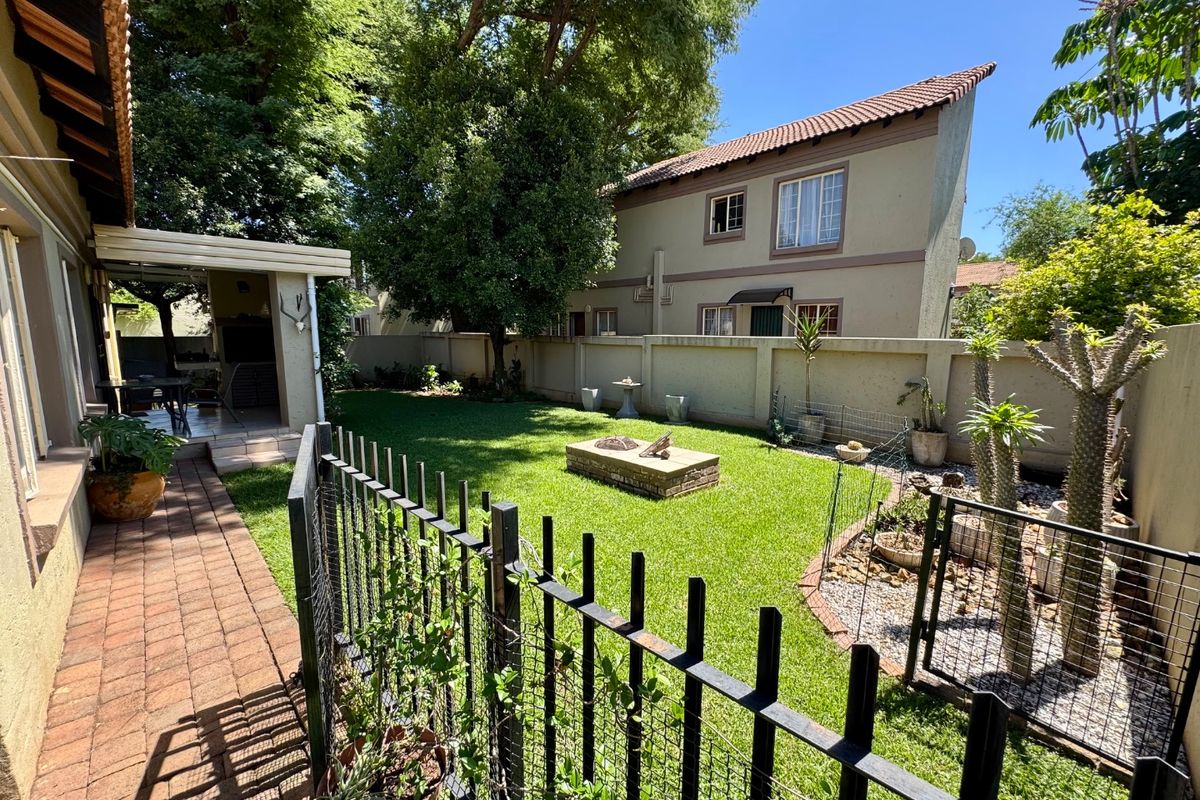 Modern Simplex Living in Sought-After Annlin - Photo 4