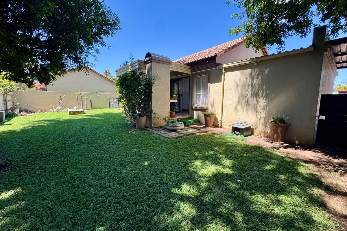 Modern Simplex Living in Sought-After Annlin - Photo 3