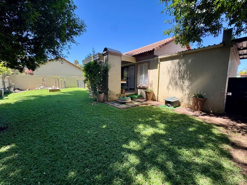 Modern Simplex Living in Sought-After Annlin - Photo 3