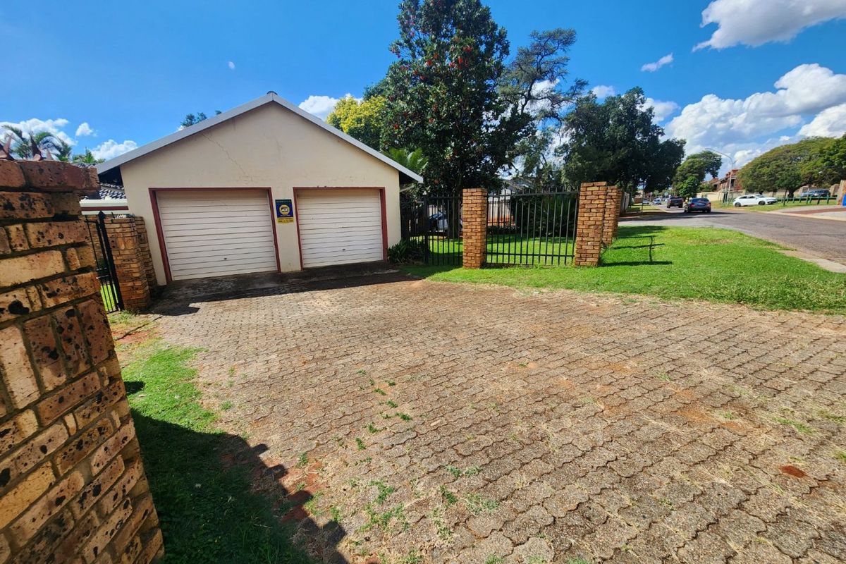 Comfortable Family Living in Magalieskruin with Entertainer’s Appeal - Photo 2