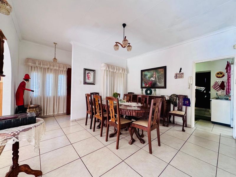 Comfortable Family Living in Magalieskruin with Entertainer’s Appeal - Photo 10