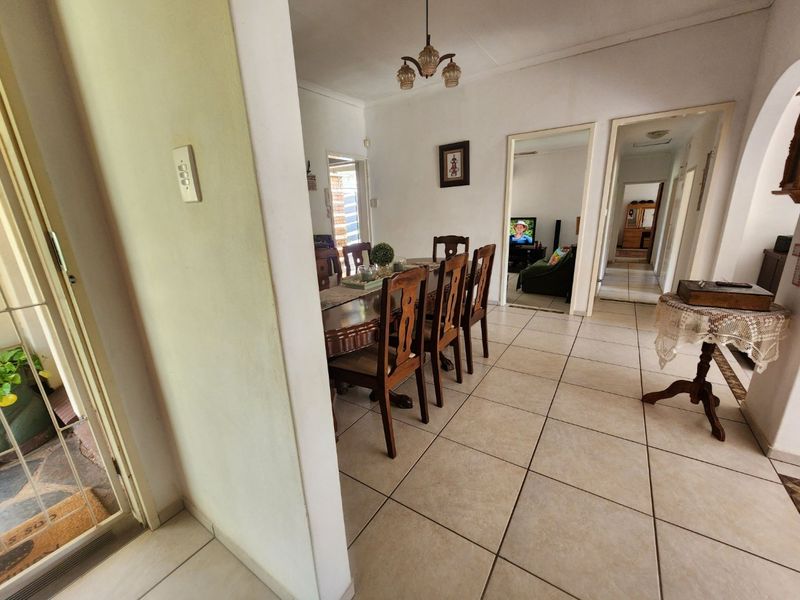 Comfortable Family Living in Magalieskruin with Entertainer’s Appeal - Photo 9