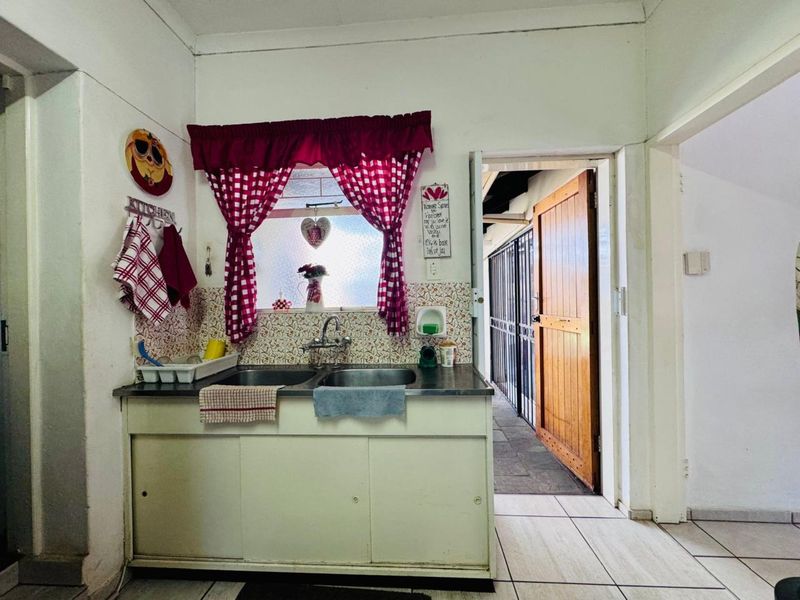 Comfortable Family Living in Magalieskruin with Entertainer’s Appeal - Photo 8