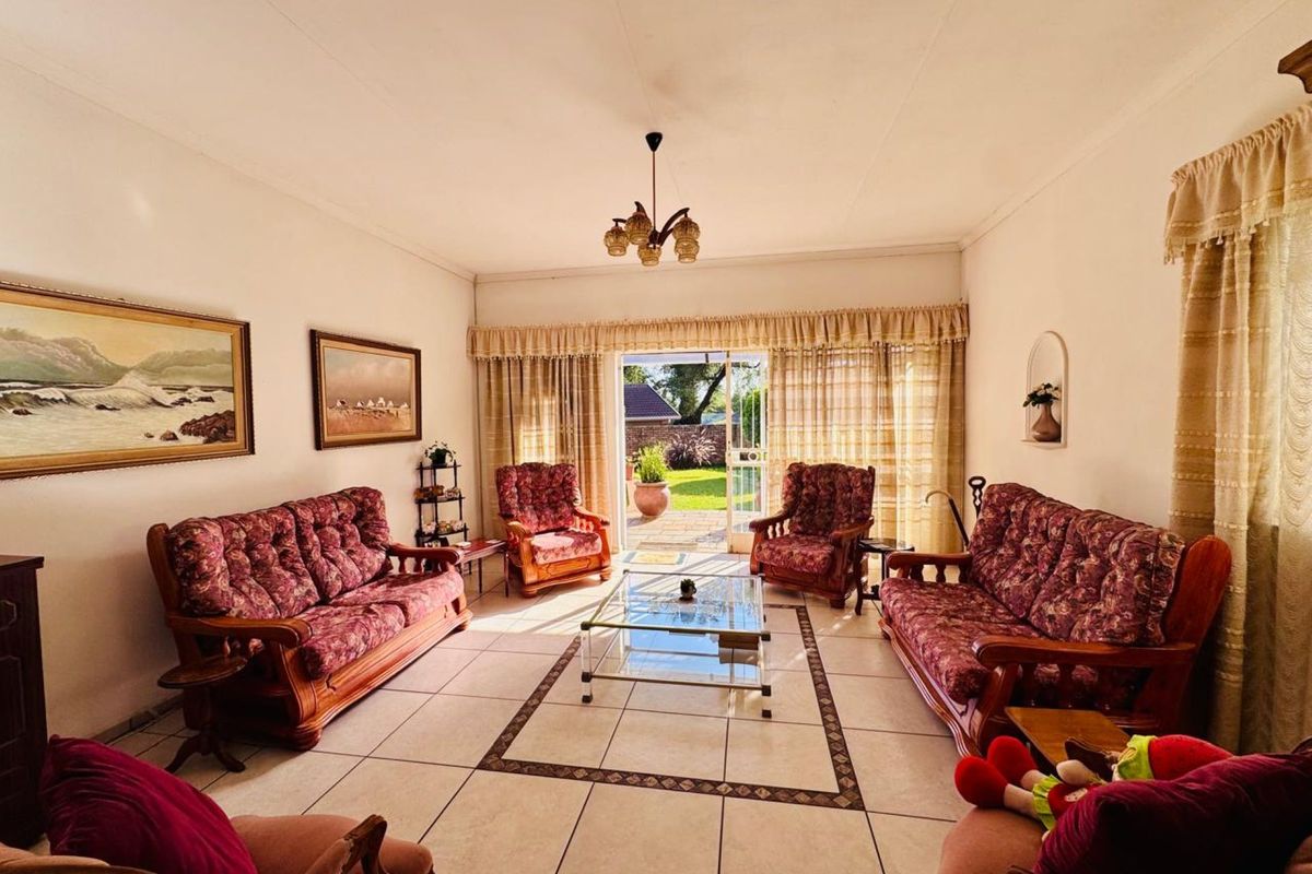 Comfortable Family Living in Magalieskruin with Entertainer’s Appeal - Photo 4