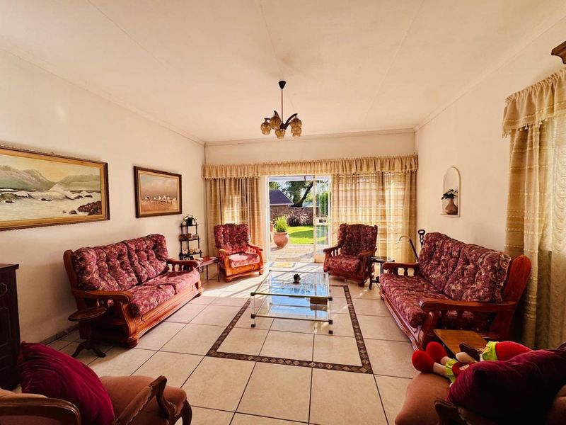 Comfortable Family Living in Magalieskruin with Entertainer’s Appeal - Photo 4