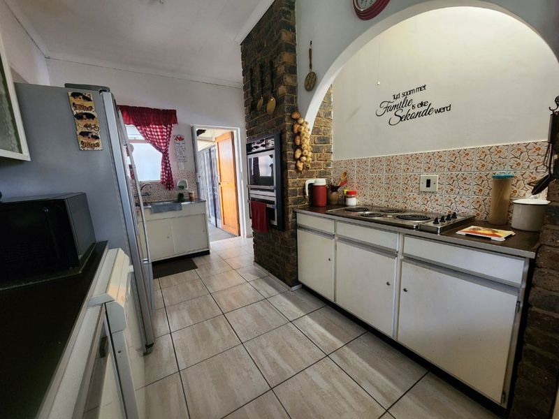 Comfortable Family Living in Magalieskruin with Entertainer’s Appeal - Photo 7