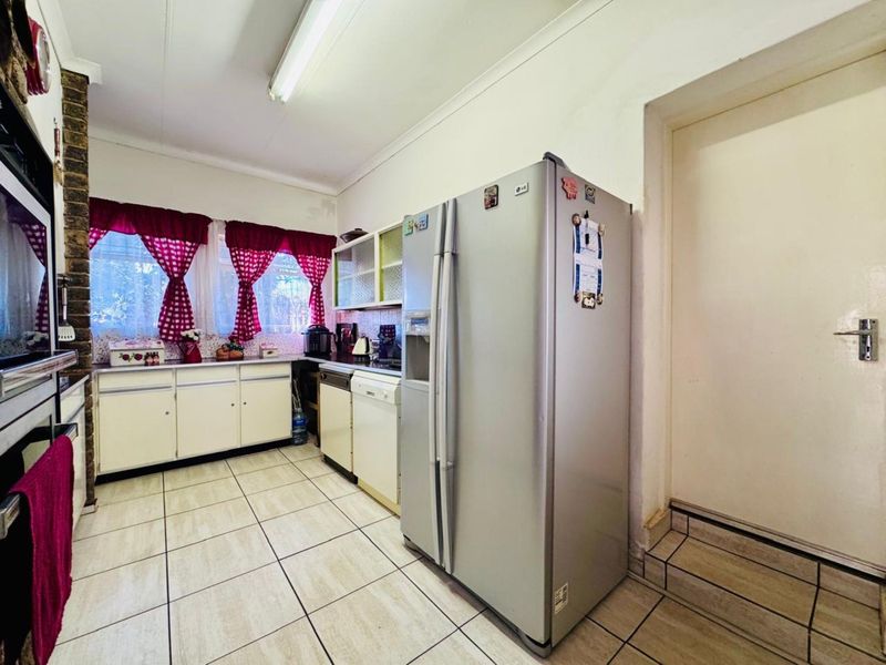 Comfortable Family Living in Magalieskruin with Entertainer’s Appeal - Photo 6