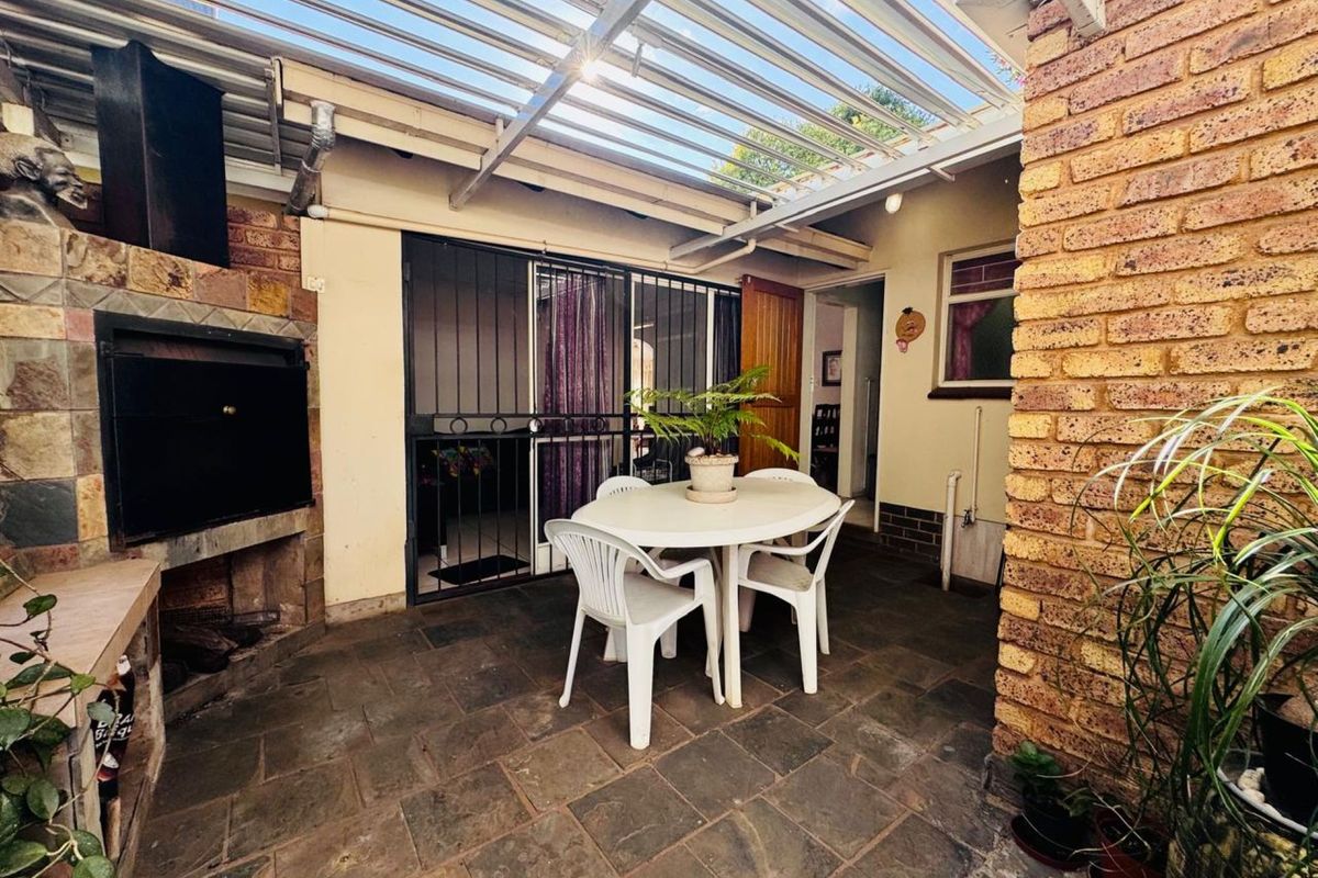Comfortable Family Living in Magalieskruin with Entertainer’s Appeal - Photo 5