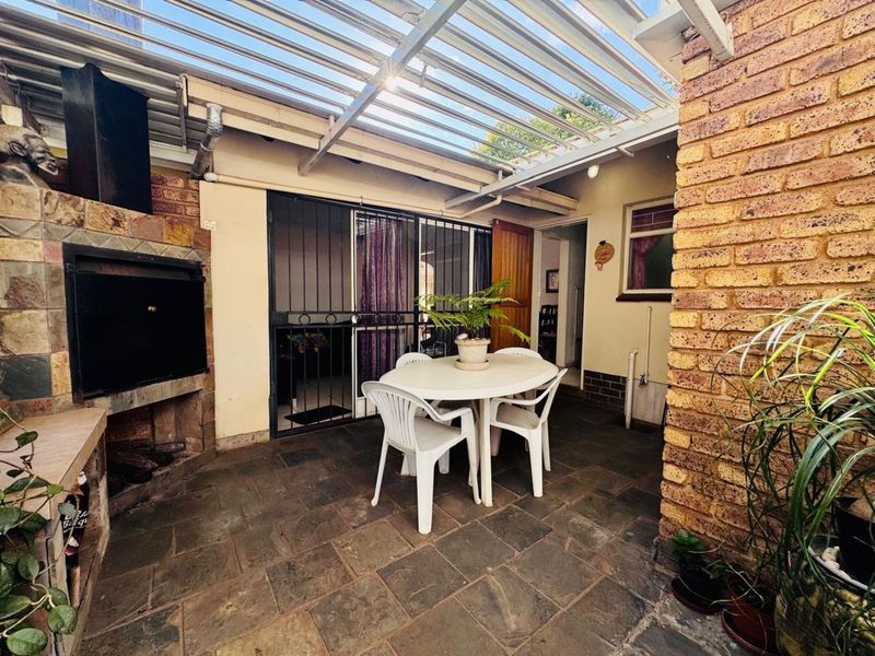 Comfortable Family Living in Magalieskruin with Entertainer’s Appeal - Photo 5