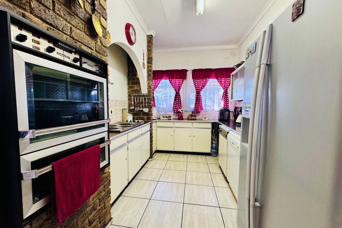 Comfortable Family Living in Magalieskruin with Entertainer’s Appeal - Photo 3
