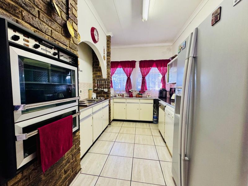 Comfortable Family Living in Magalieskruin with Entertainer’s Appeal - Photo 3