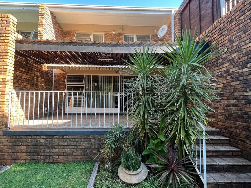 Spacious Double-Storey Family Home in Wonderboom. - Photo 4