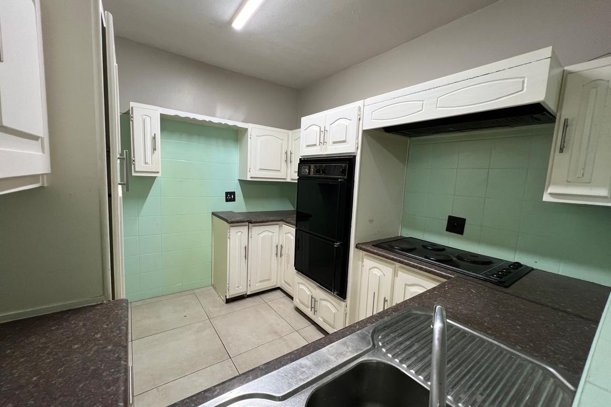 Spacious Double-Storey Family Home in Wonderboom. - Photo 5