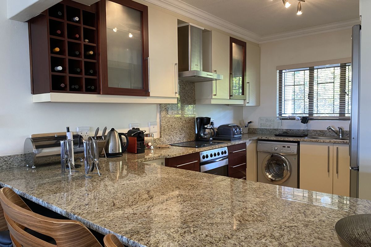 Sea Views with Penthouse Comfort - Photo 5