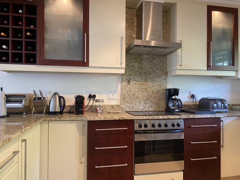 Sea Views with Penthouse Comfort - Photo 7