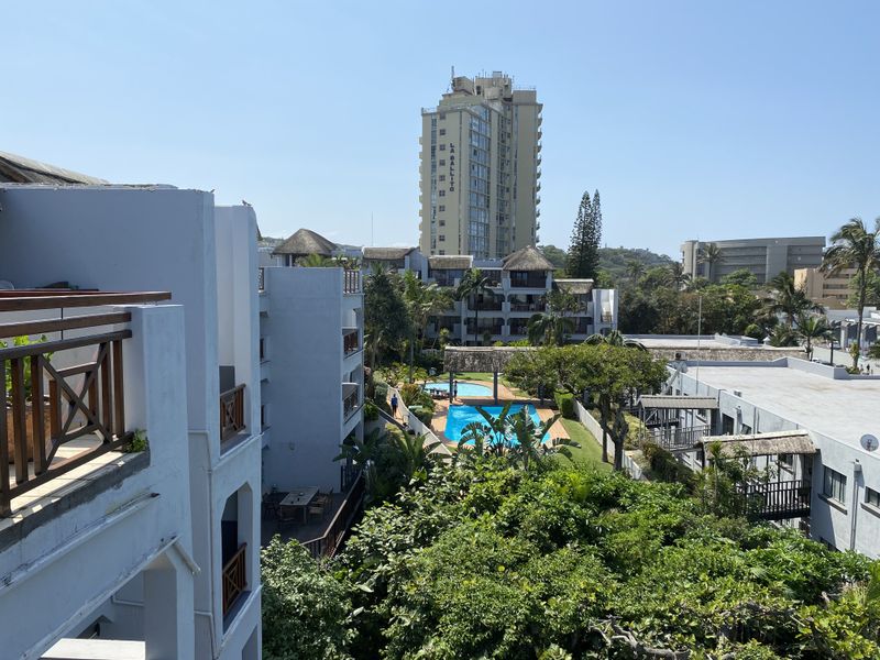 Sea Views with Penthouse Comfort - Photo 4