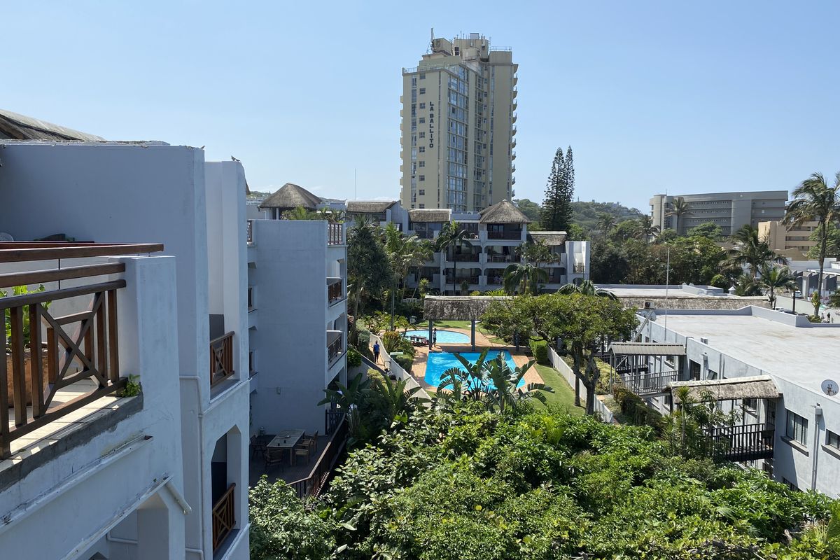 Sea Views with Penthouse Comfort - Photo 4