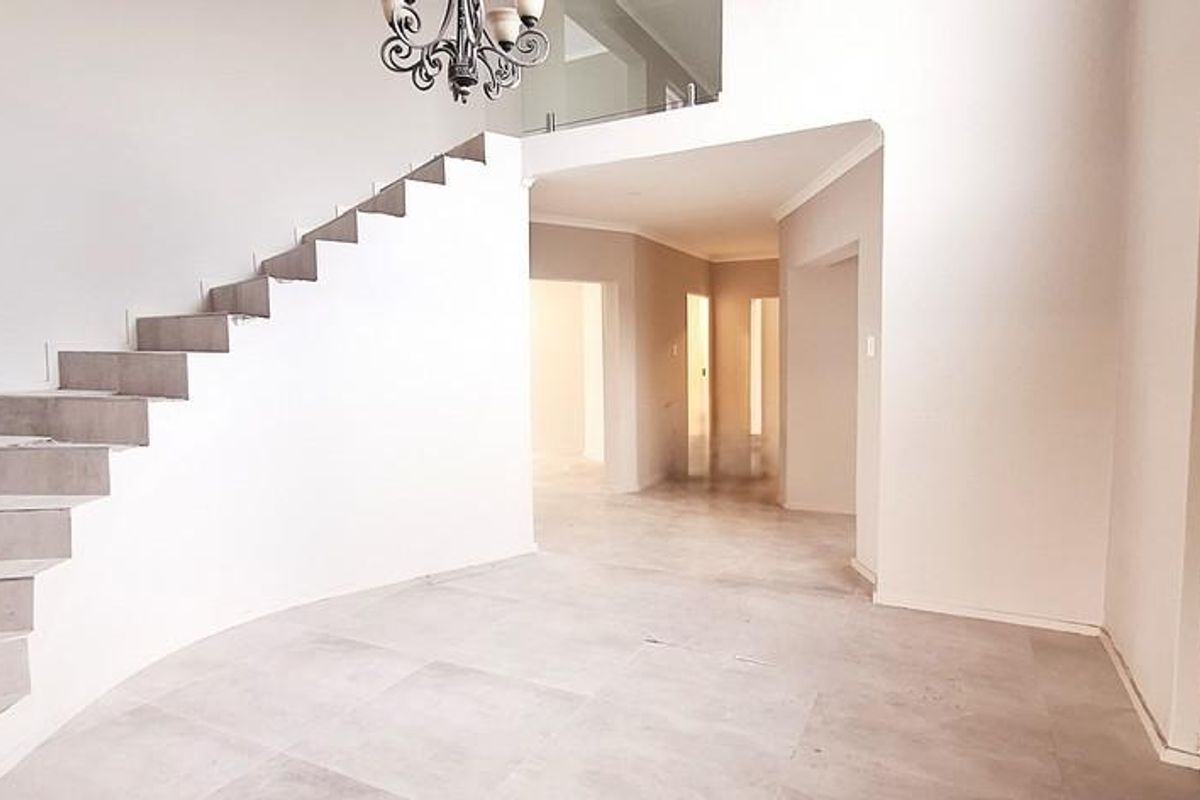 STUNNING 5 BEDROOM HOME IN MYBURGH PARK - Photo 4