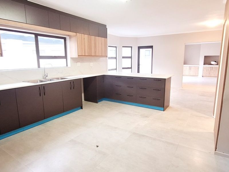 STUNNING 5 BEDROOM HOME IN MYBURGH PARK - Photo 9