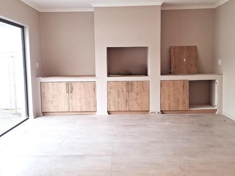 STUNNING 5 BEDROOM HOME IN MYBURGH PARK - Photo 8