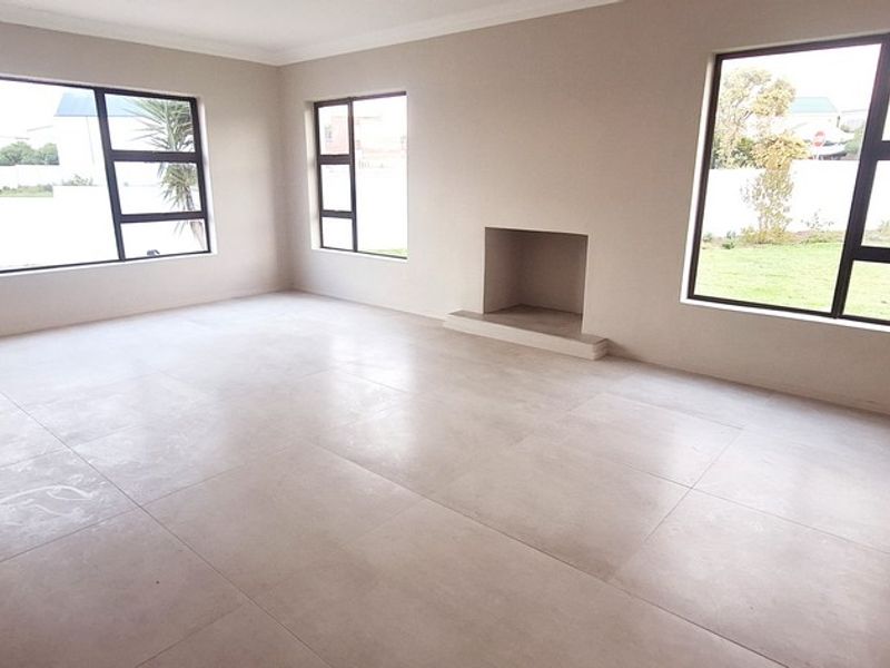STUNNING 5 BEDROOM HOME IN MYBURGH PARK - Photo 6
