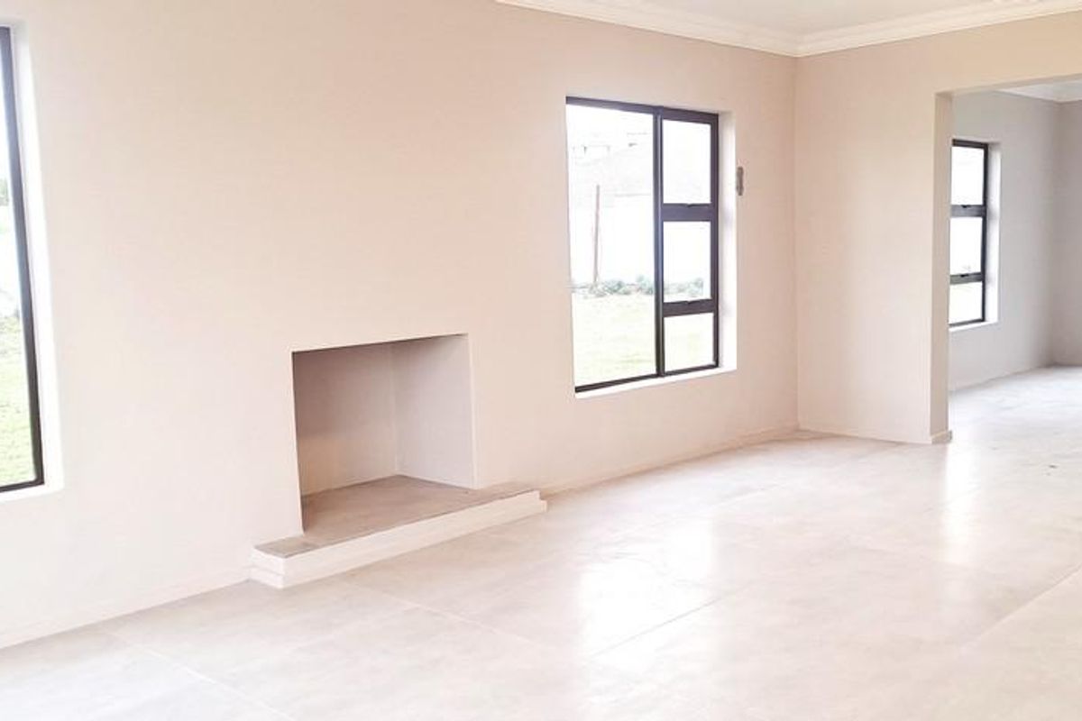 STUNNING 5 BEDROOM HOME IN MYBURGH PARK - Photo 5