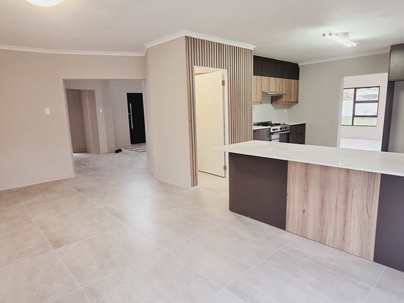 STUNNING 5 BEDROOM HOME IN MYBURGH PARK - Photo 10