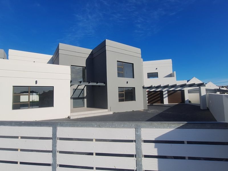 STUNNING 5 BEDROOM HOME IN MYBURGH PARK - Photo 2