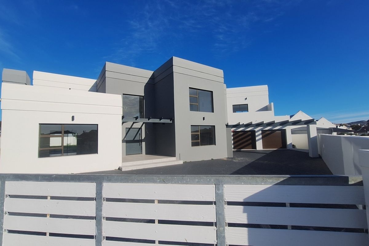 STUNNING 5 BEDROOM HOME IN MYBURGH PARK - Photo 2